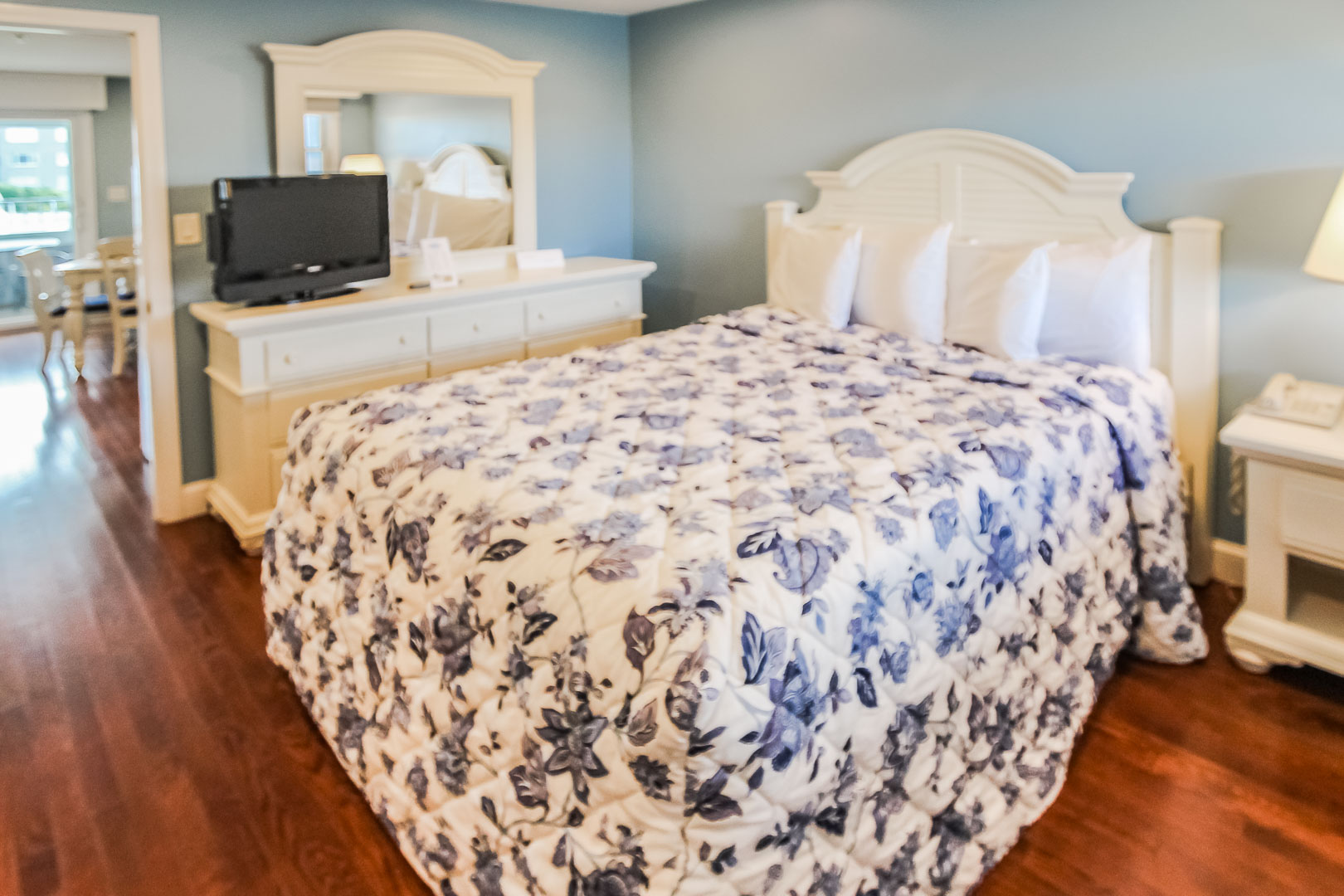 A refreshing master bedroom with a bathroom at VRI's Edgewater Beach Resort in Massachusetts.